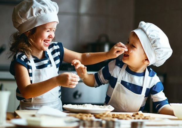 Kinder haben Spaß beim Backen - SOS Kinderdorf Spendenaktion